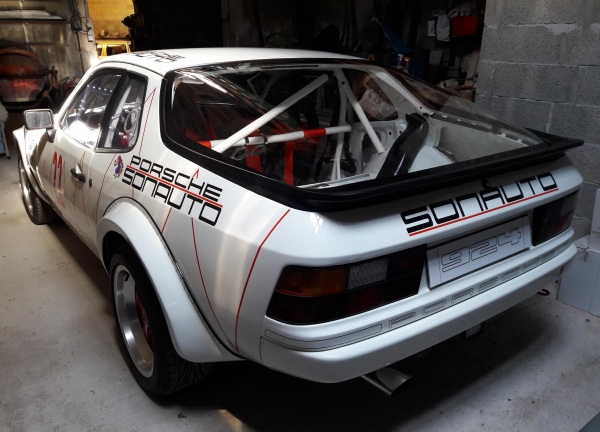 Porsche 924 / 944 - Thermoformed Polycarbonate Rear Windscreen